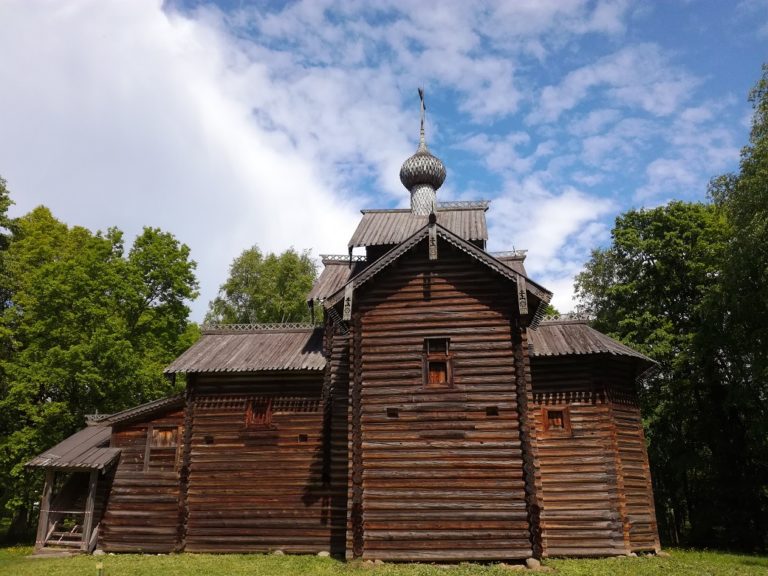 Музей народного деревянного зодчества витославлицы. Музей деревянного зодчества Витославлицы. Музей деревянного зодчества в Великом Новгороде. Вятославица деревянные Великий Новгород. Музей деревянного зодчества недалеко от Великого Новгорода.