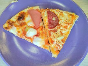 Пицца с колбасой «Красная цена» из пятерочки и пицца ассорти марки «Моя цена» из магнита🍕